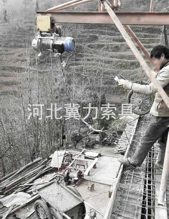 380V1.2噸電動提升機吊裝使用現(xiàn)場圖